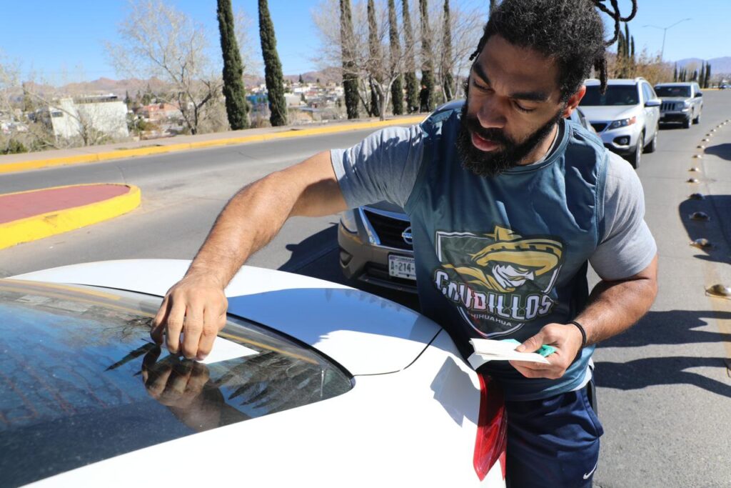 pega-stickers-2-1024x683 Realizan Caudillos de Chihuahua pega de sticker en calles de la ciudad.