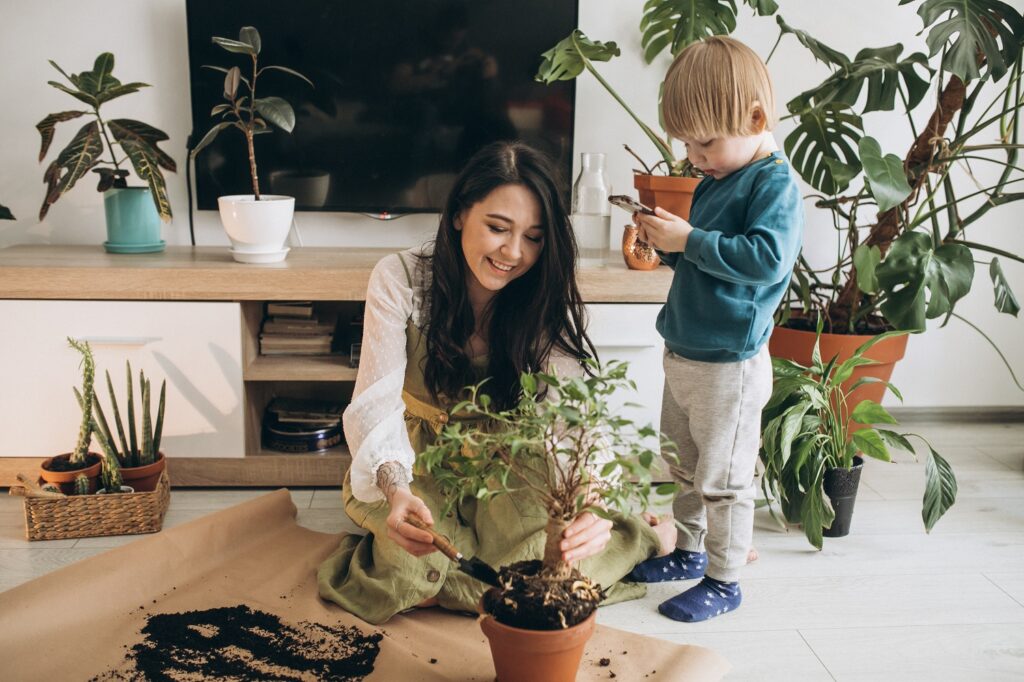 mother-with-little-son-cultivating-plants-at-home-1024x682 Los beneficios psicológicos de cuidar plantas en casa