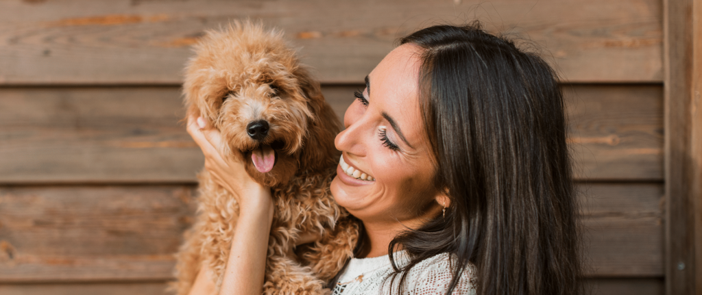 por-que-los-perros-nos-hacen-mas-felices-1024x431 ¿Hasta qué punto las mascotas realmente mejoran la felicidad?