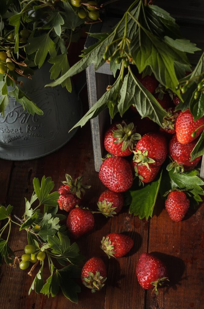 strawberries-6808367_1280-678x1024 Fresas en casa: El ingenioso método con botellas que garantiza una cosecha excepcional